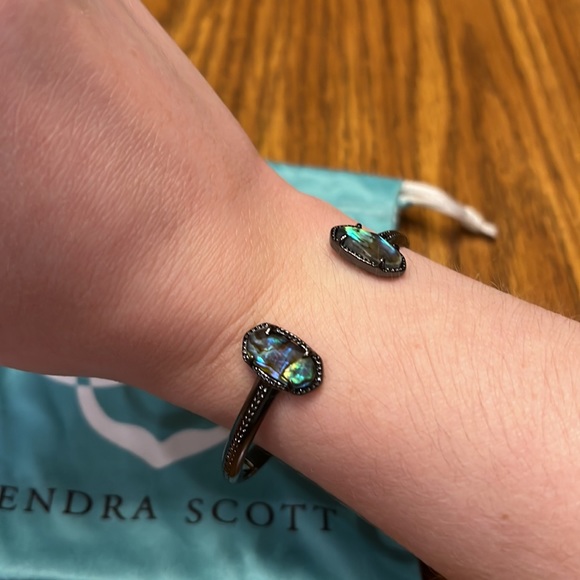 Kendra Scott Elton Cuff in Gunmetal win Abalone Shell - Picture 2 of 4